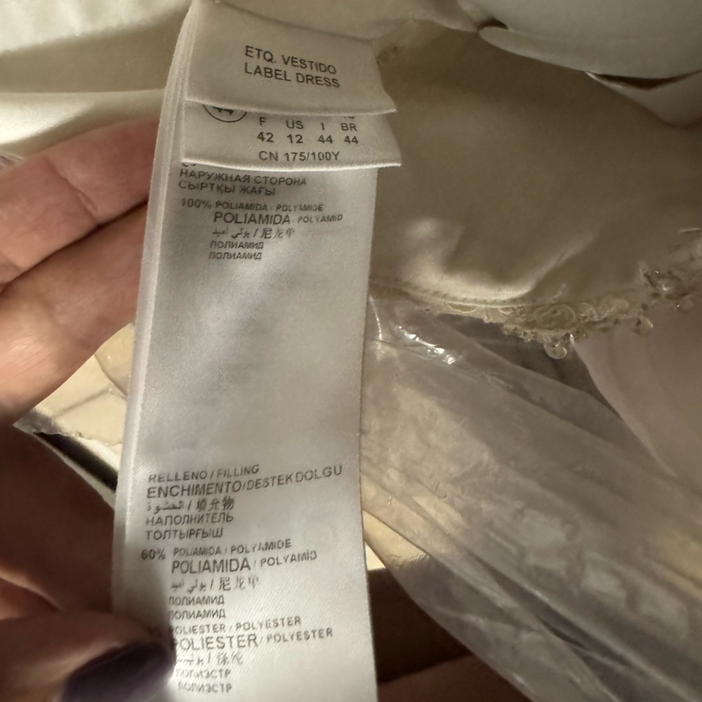 Wedding dress - Picture 9 of 10